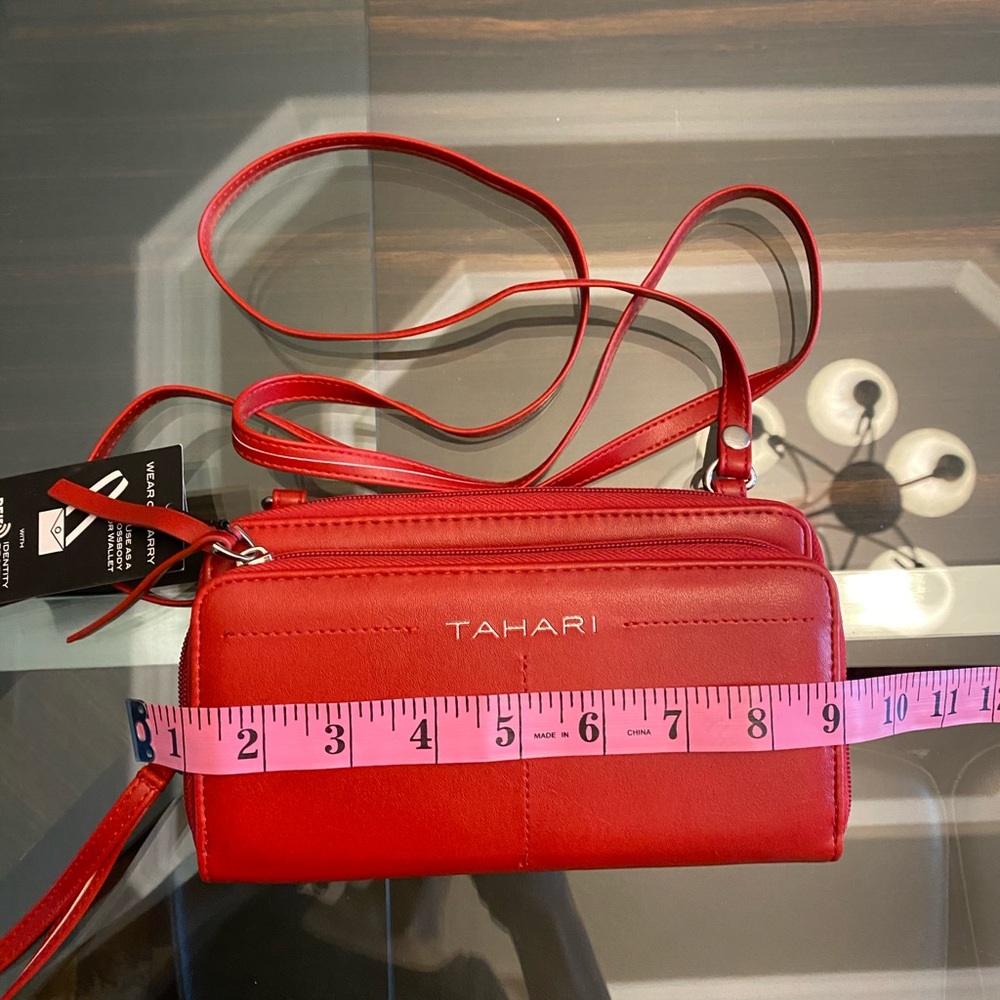 ❗️SOLD❗️Tahari crossbody wallet - Picture 3 of 9
